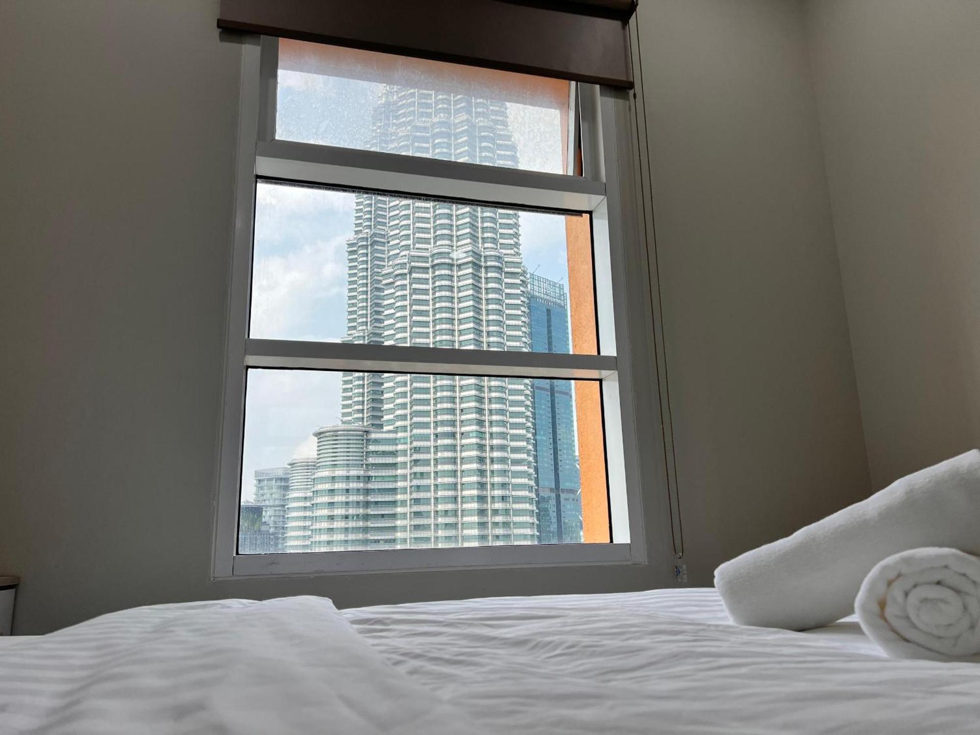 Sky Suites At Klcc By Mitstay Куала-Лумпур Экстерьер фото