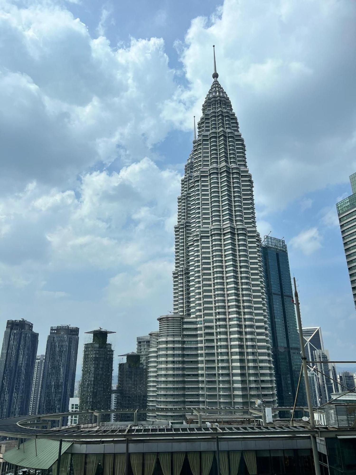Sky Suites At Klcc By Mitstay Куала-Лумпур Экстерьер фото