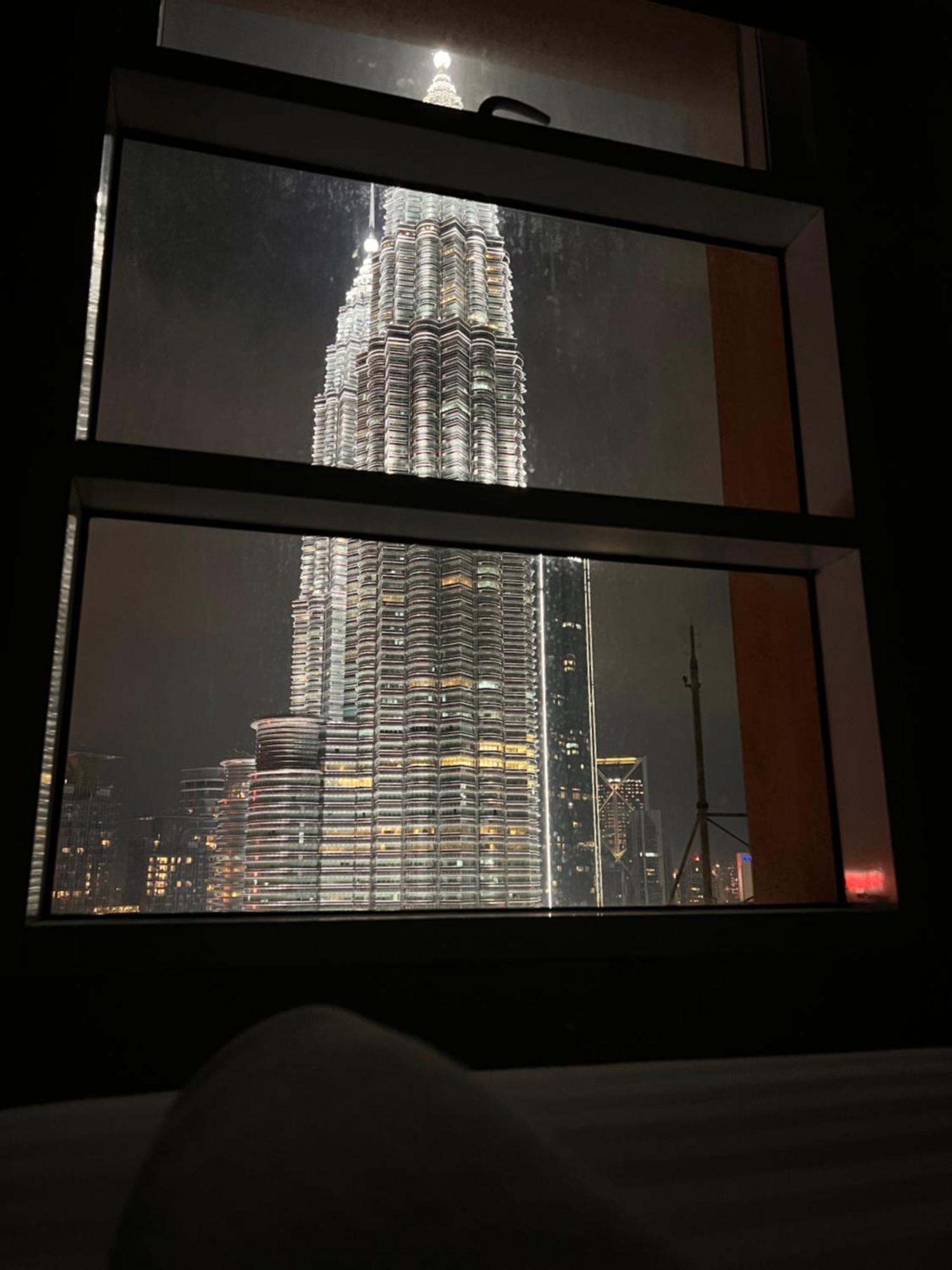 Sky Suites At Klcc By Mitstay Куала-Лумпур Экстерьер фото