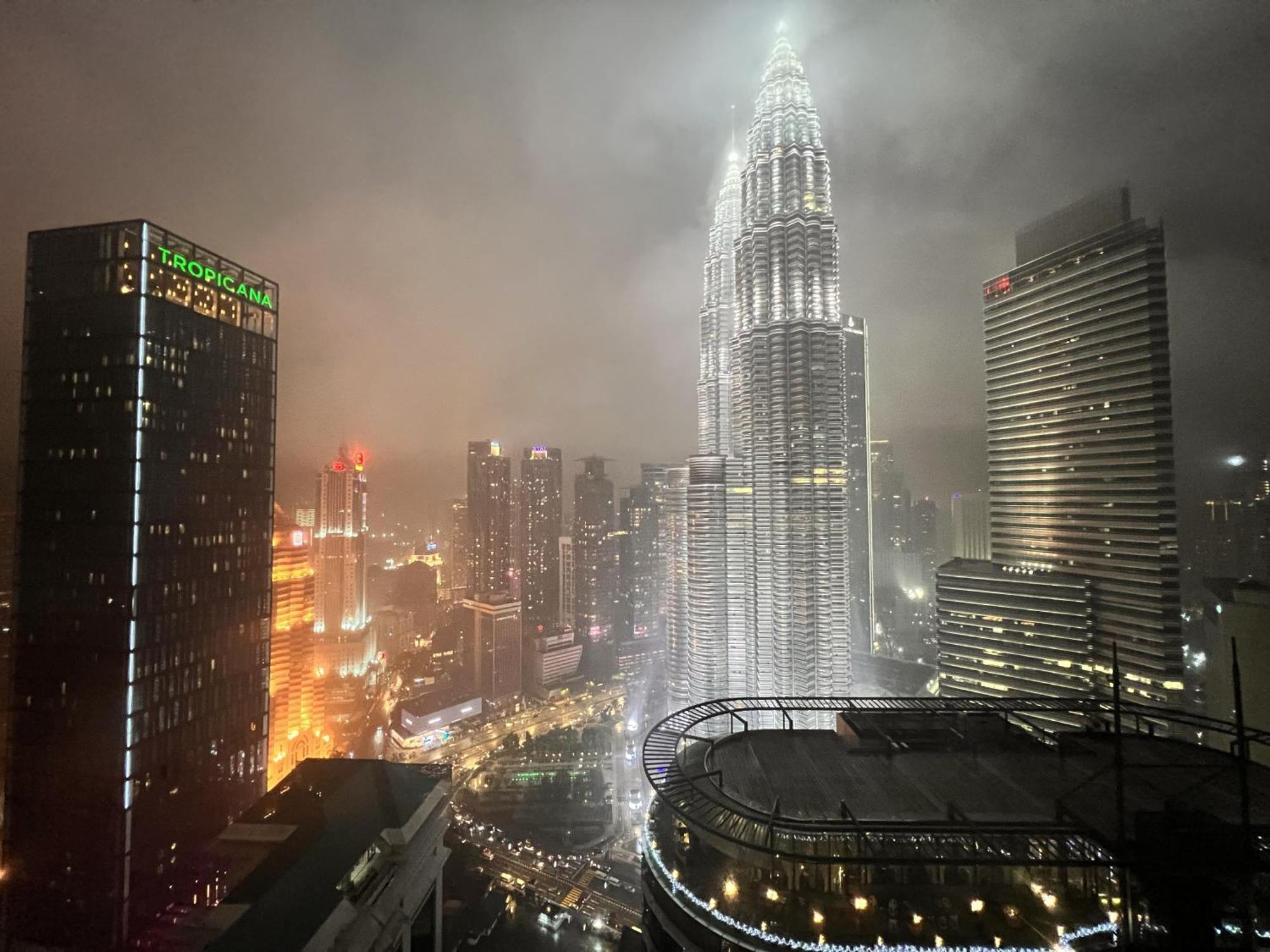 Sky Suites At Klcc By Mitstay Куала-Лумпур Экстерьер фото