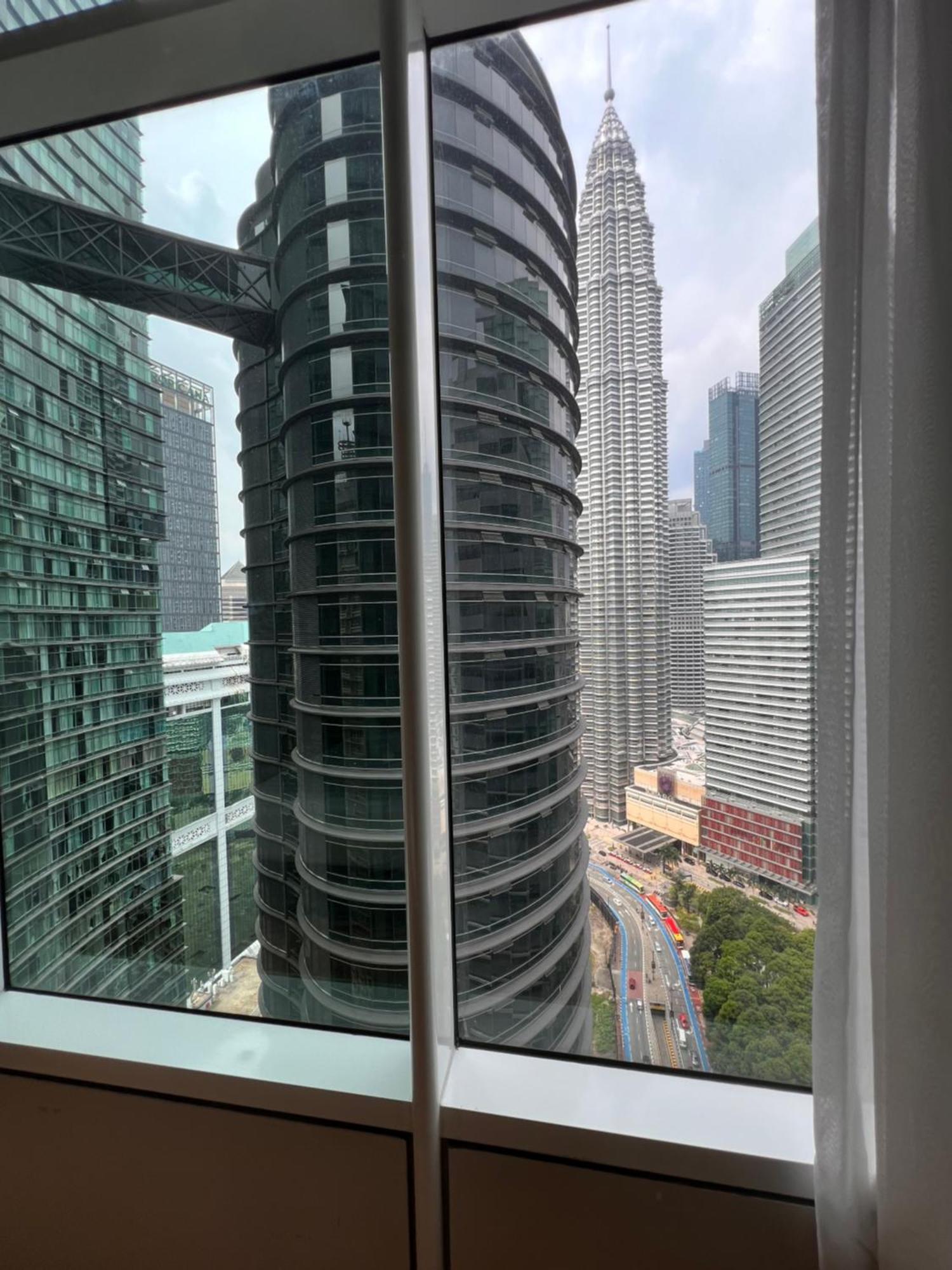 Sky Suites At Klcc By Mitstay Куала-Лумпур Экстерьер фото